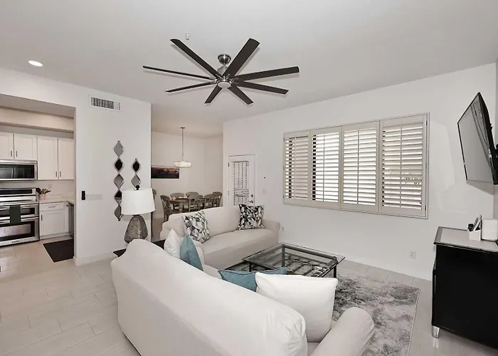 Holiday home 1st Flr, Enclosed Patio, Mercado Shops, Walkable *