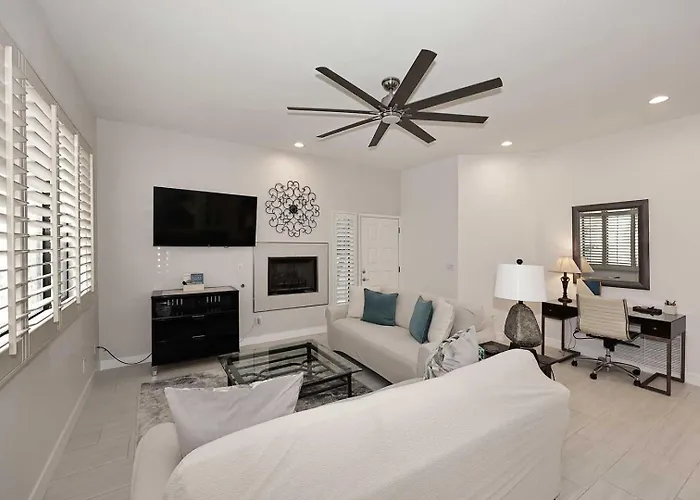 Holiday home 1st Flr, Enclosed Patio, Mercado Shops, Walkable *